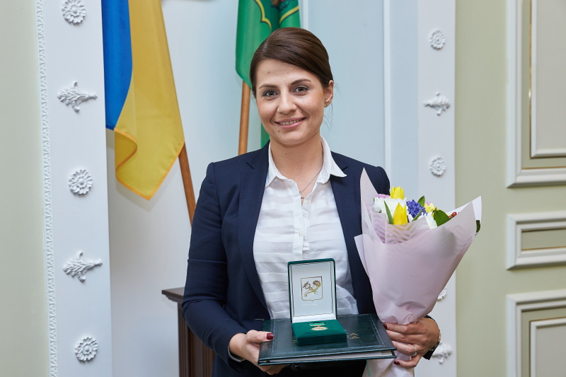 Геннадій Кернес нагородив жінок до 8 Березня