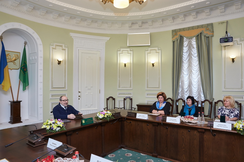 Геннадій Кернес нагородив жінок до 8 Березня