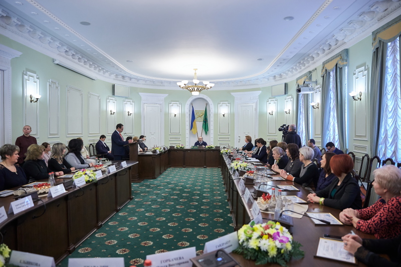 Геннадій Кернес нагородив жінок до 8 Березня