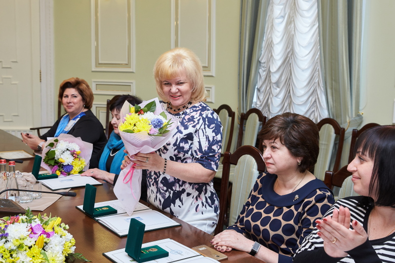 Геннадій Кернес нагородив жінок до 8 Березня