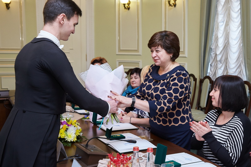 Геннадій Кернес нагородив жінок до 8 Березня