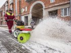 Понад 1700 комунальників розчищають сніг у дворах житлових будинків