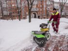 Понад 1600 комунальників розчищають сніг у дворах житлових будинків
