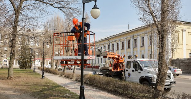 У харківських парках і скверах приводять до ладу світильники