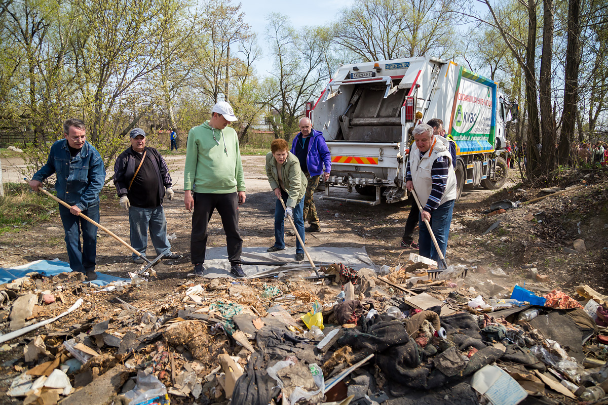 У Новобаварському районі привели до ладу парк «Мирський гай» і територію вздовж залізниці