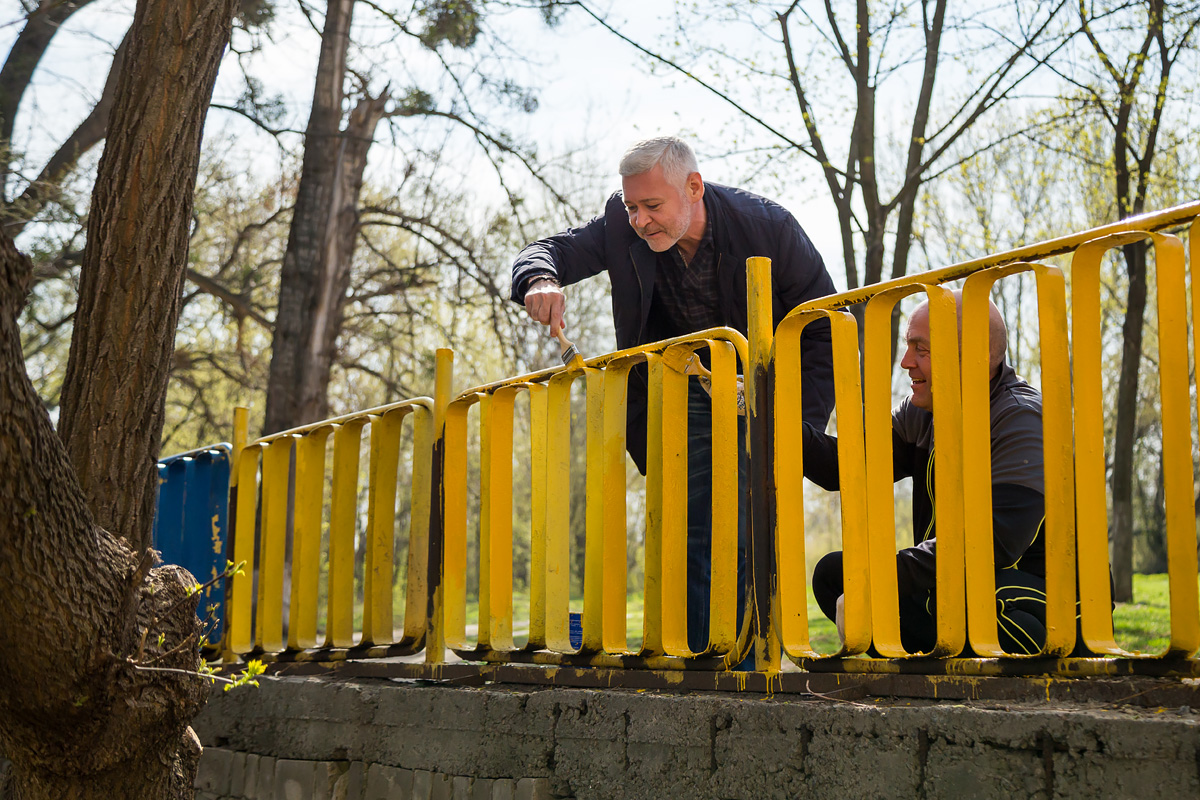 У Новобаварському районі привели до ладу парк «Мирський гай» і територію вздовж залізниці