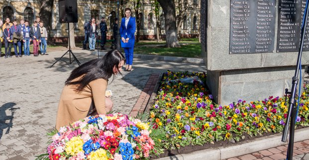 У сквері Пожежного поклали квіти