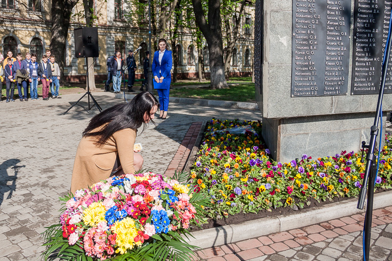 У сквері Пожежного поклали квіти