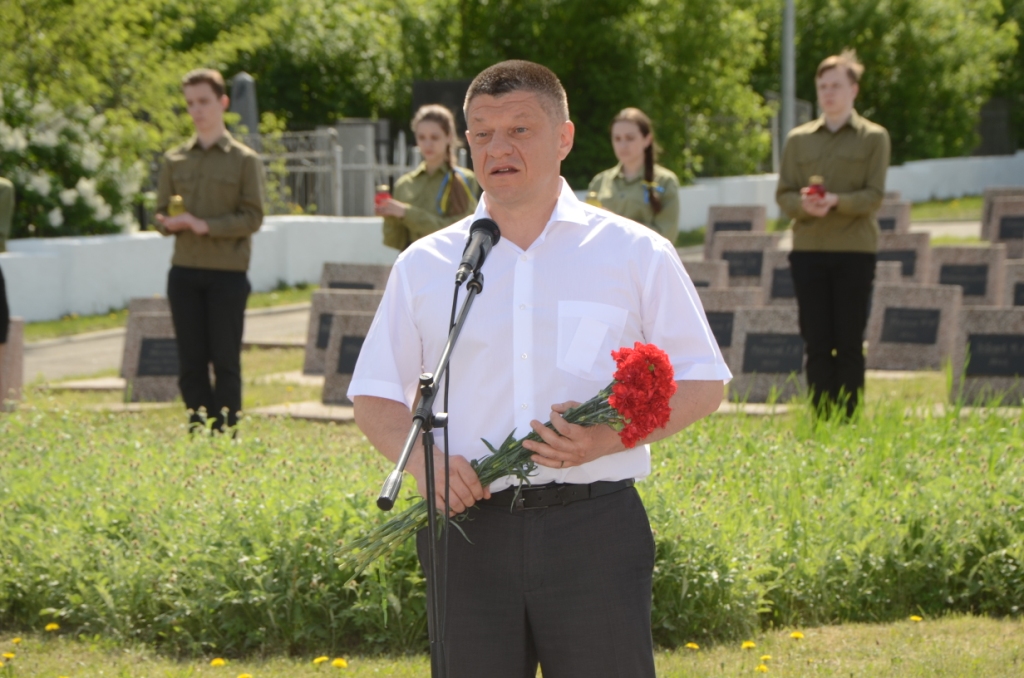 Жителі Московського району поклали квіти до братських могил героїв