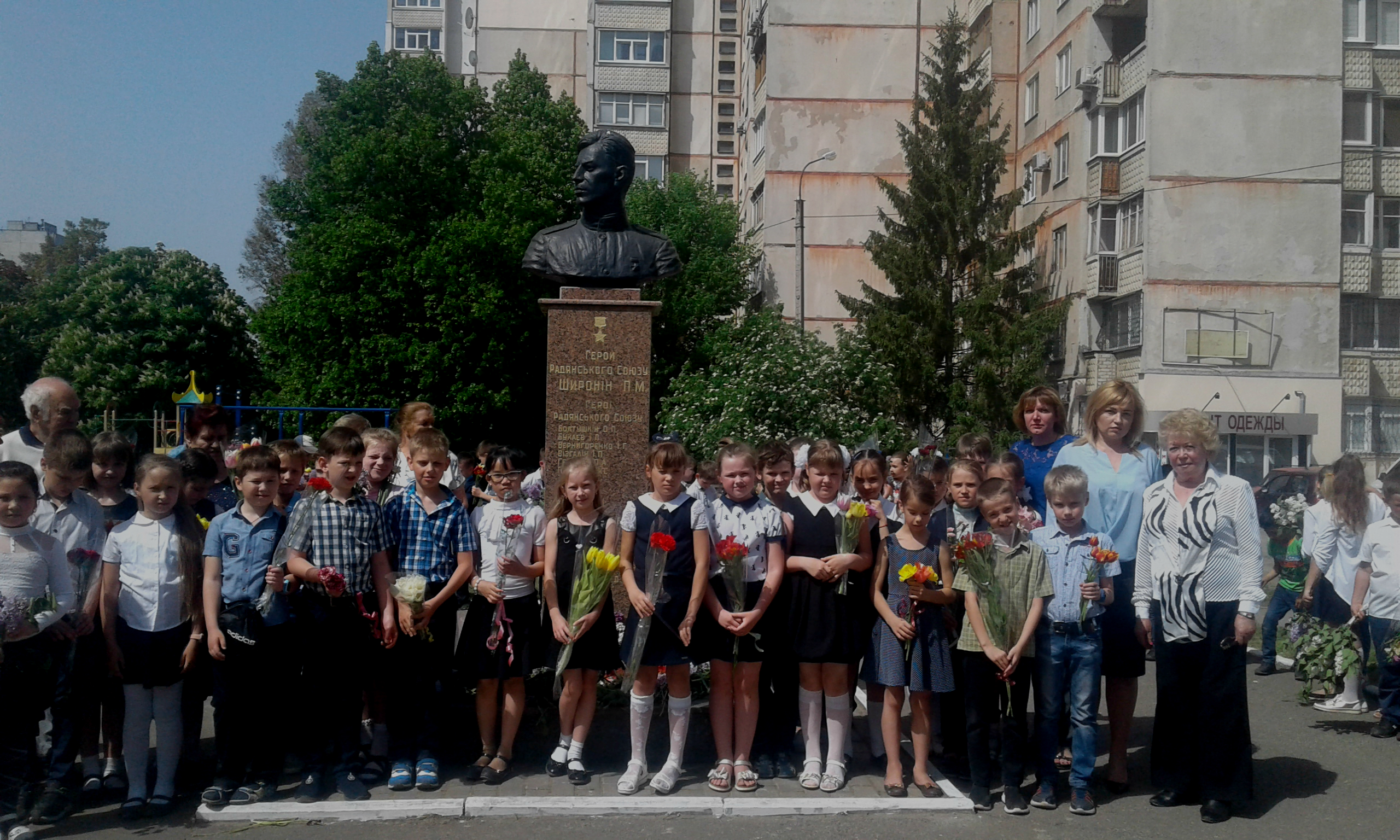 Жителі Московського району поклали квіти до братських могил героїв