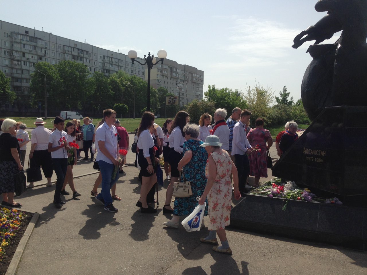 Жителі Московського району поклали квіти до братських могил героїв