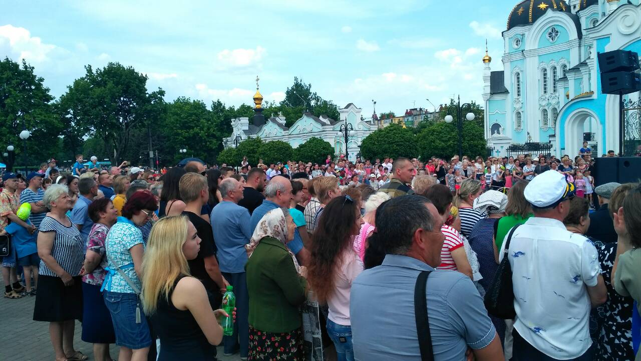 Для жителів Індустріального району пройшов концерт до Дня Перемоги