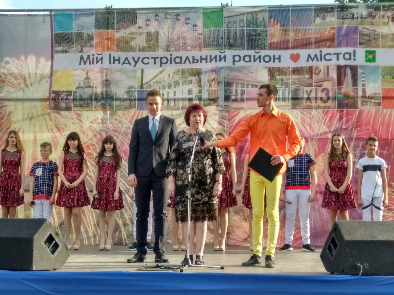 Для жителів Індустріального району пройшов концерт до Дня Перемоги