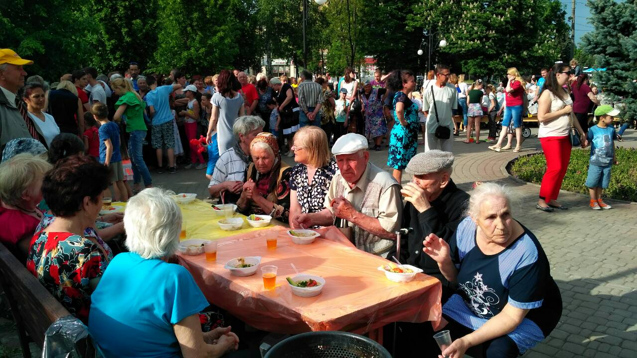 Для жителів Індустріального району пройшов концерт до Дня Перемоги