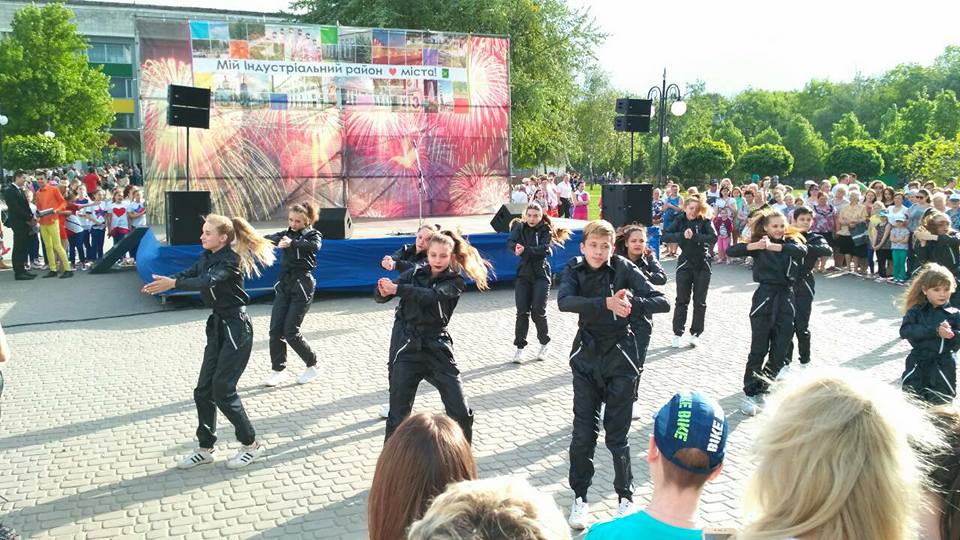Для жителів Індустріального району пройшов концерт до Дня Перемоги