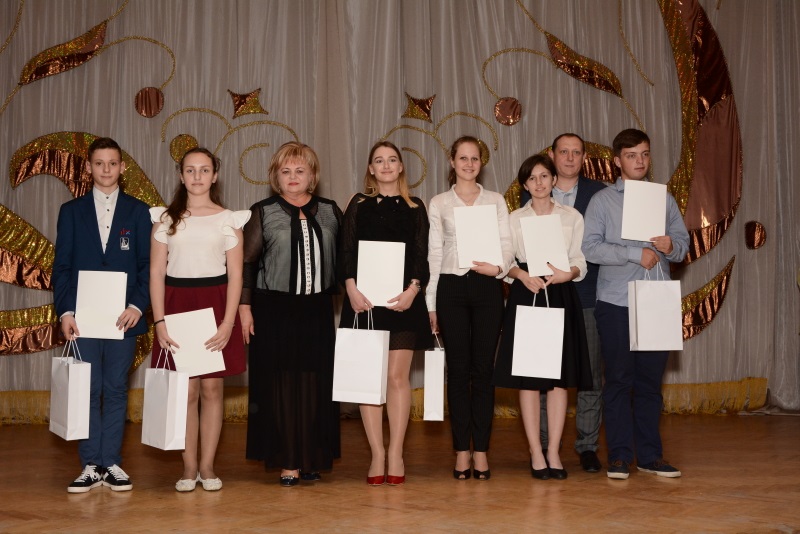 У Немишлянському районі нагородили кращих учнів та педагогів