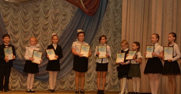 В Індустріальному районі вшанували школярів - переможців інтелектуальних конкурсів