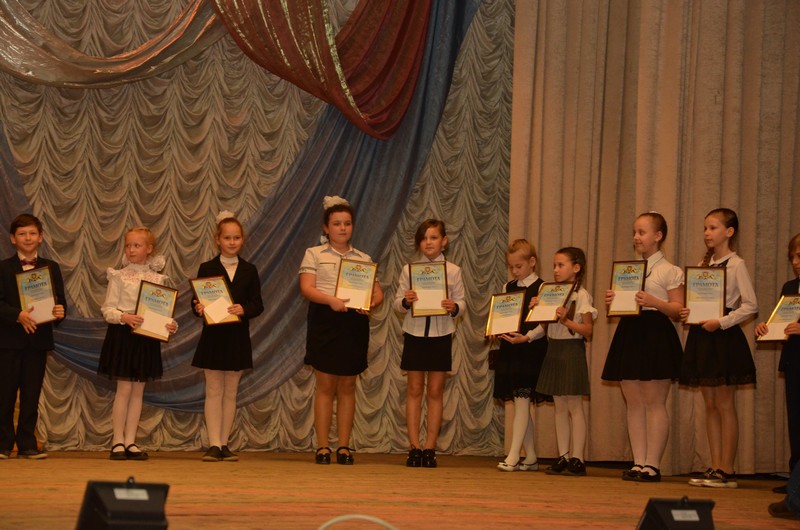 В Індустріальному районі вшанували школярів - переможців інтелектуальних конкурсів