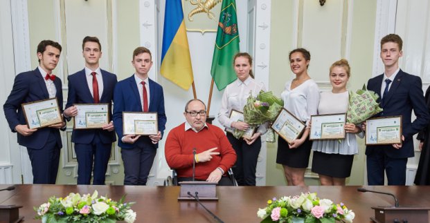 Геннадій Кернес нагородив кращих учнів міста 