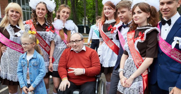 Геннадій Кернес привітав дітей із закінченням навчання в школах на ХТЗ