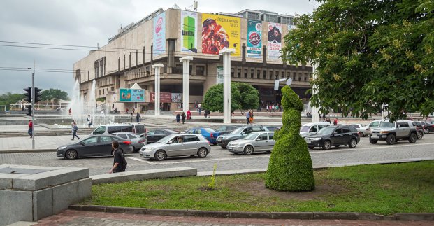 Харків прикрасили квіткові скульптури