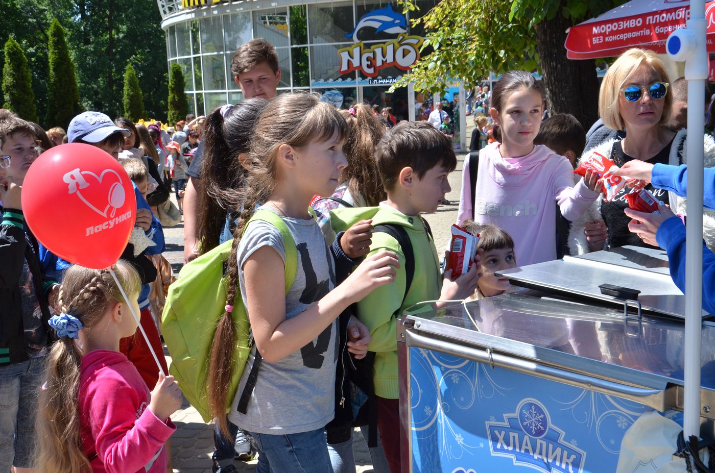 Діти пільгових категорій відсвяткували День захисту дітей у дельфінарії «Немо»