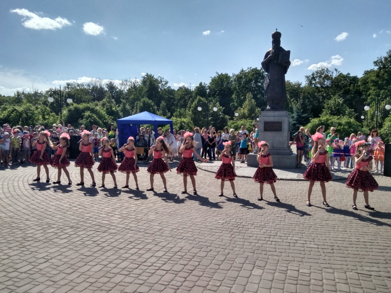 Біля Палацу дитячої творчості «Істок» відбулося свято для дітей