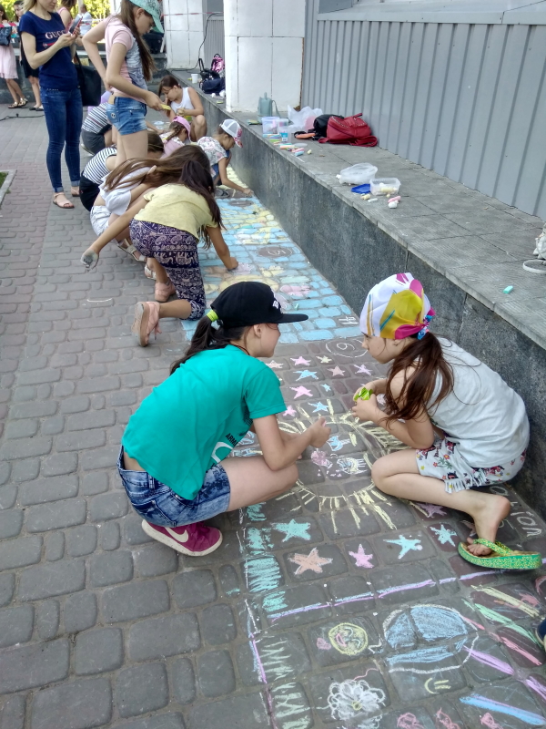 Біля Палацу дитячої творчості «Істок» відбулося свято для дітей