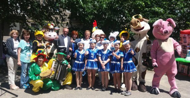 У дворі будинку на Московському проспекті святково відкрили  дитячий майданчик