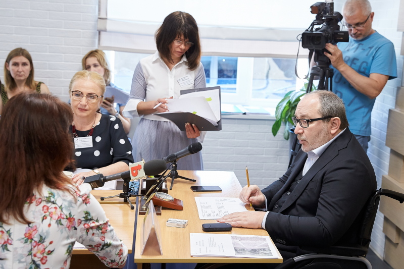 Геннадій Кернес провів прийом у Київському районі
