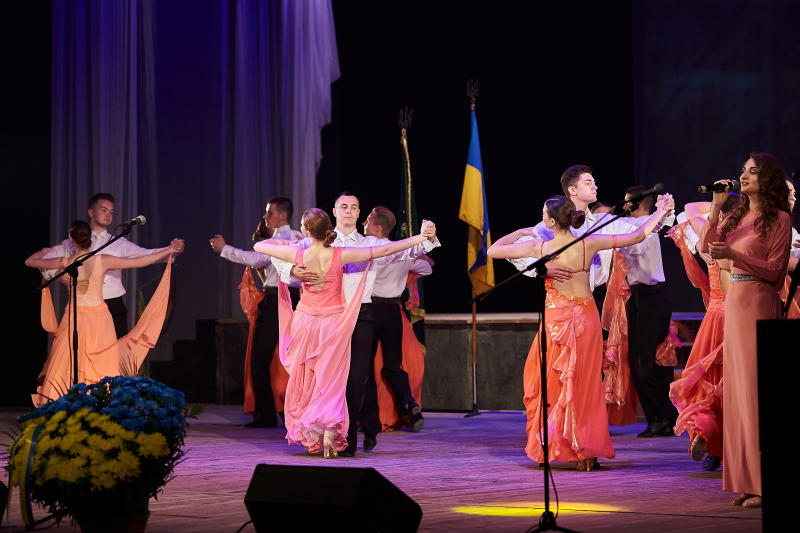 Випускникам медуніверситету вручили дипломи
