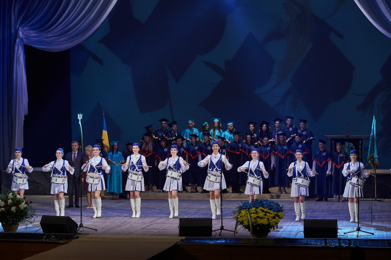 Випускникам медуніверситету вручили дипломи