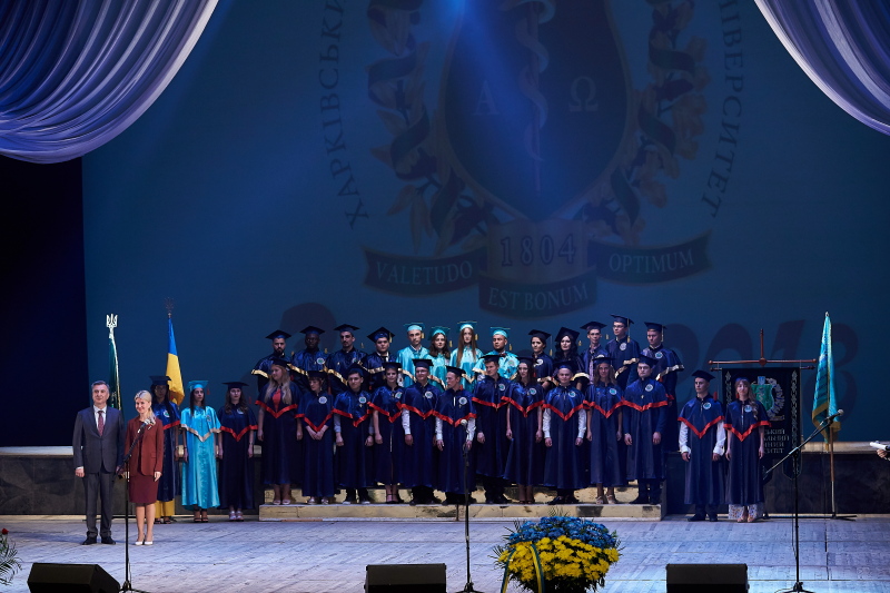 Випускникам медуніверситету вручили дипломи