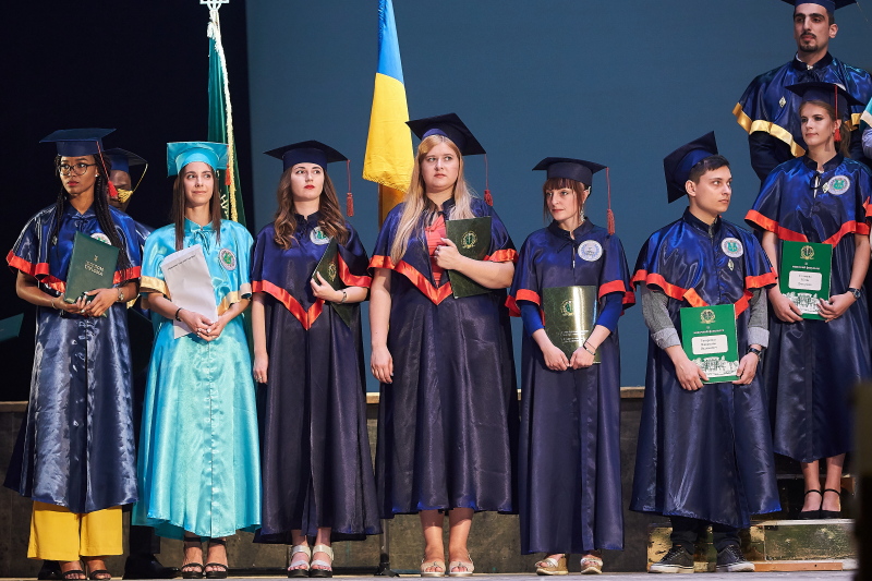 Випускникам медуніверситету вручили дипломи