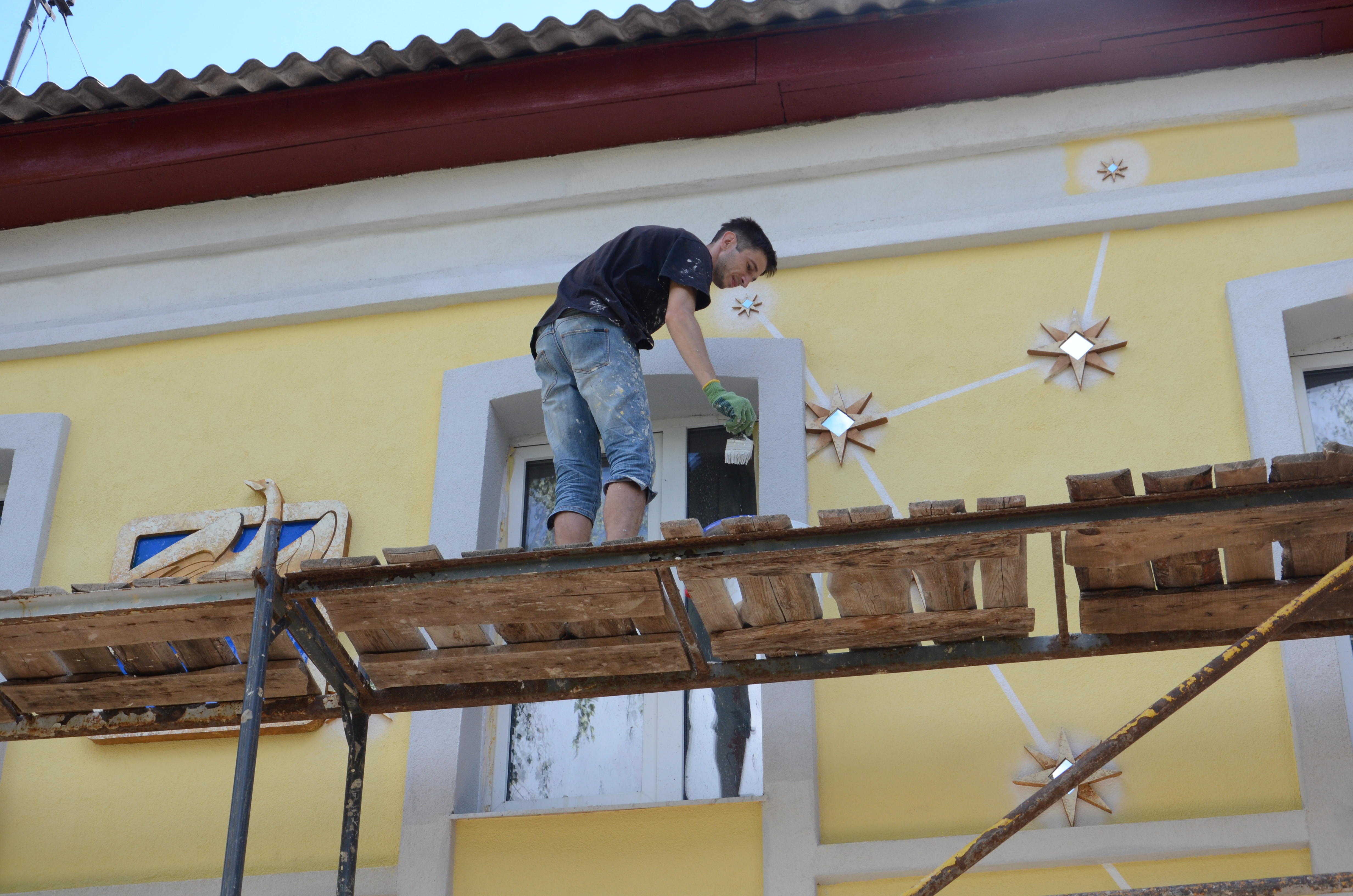 На будинках по вулиці Конторській з'явилися казкові тварини