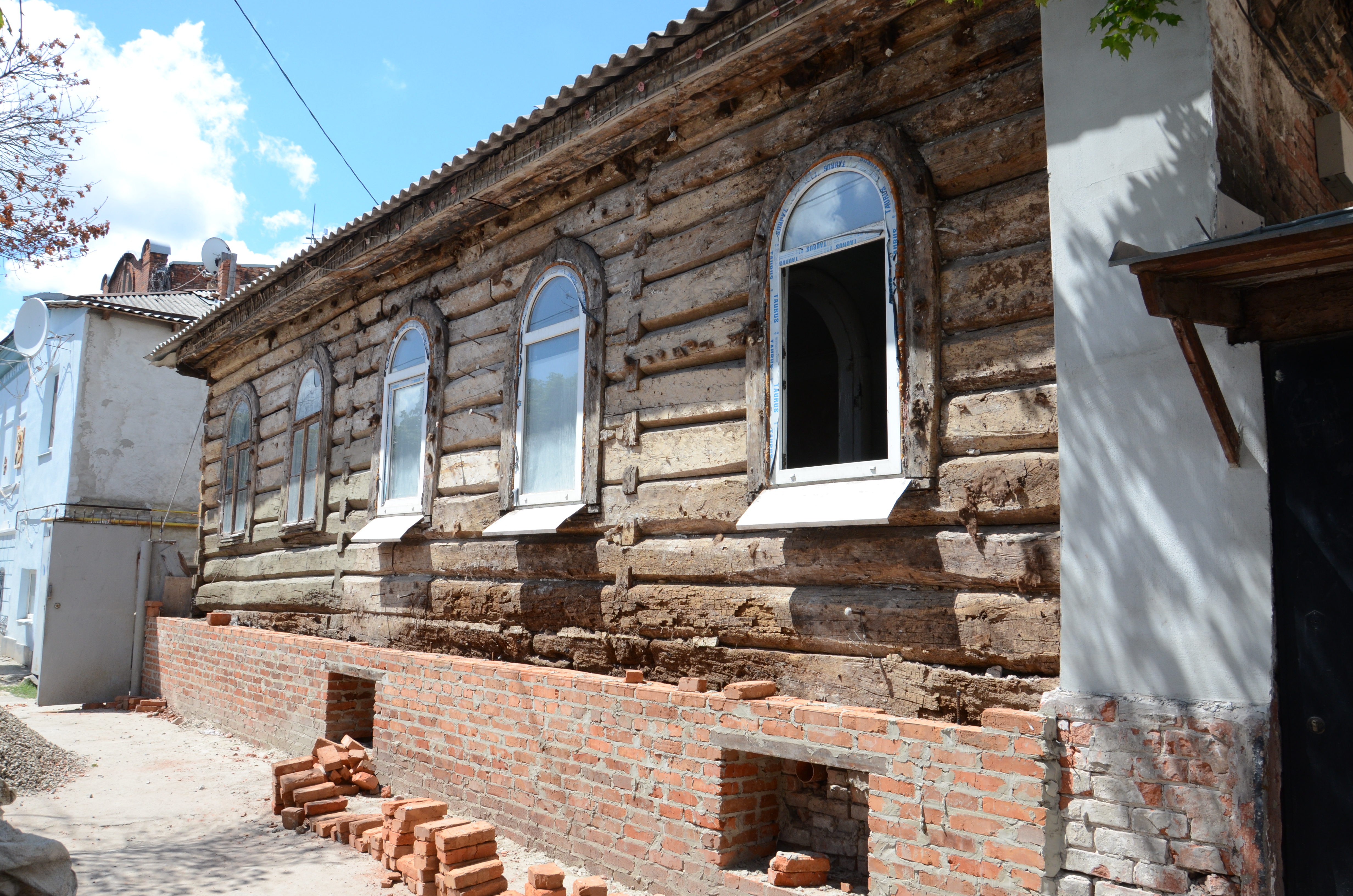 На будинках по вулиці Конторській з'явилися казкові тварини