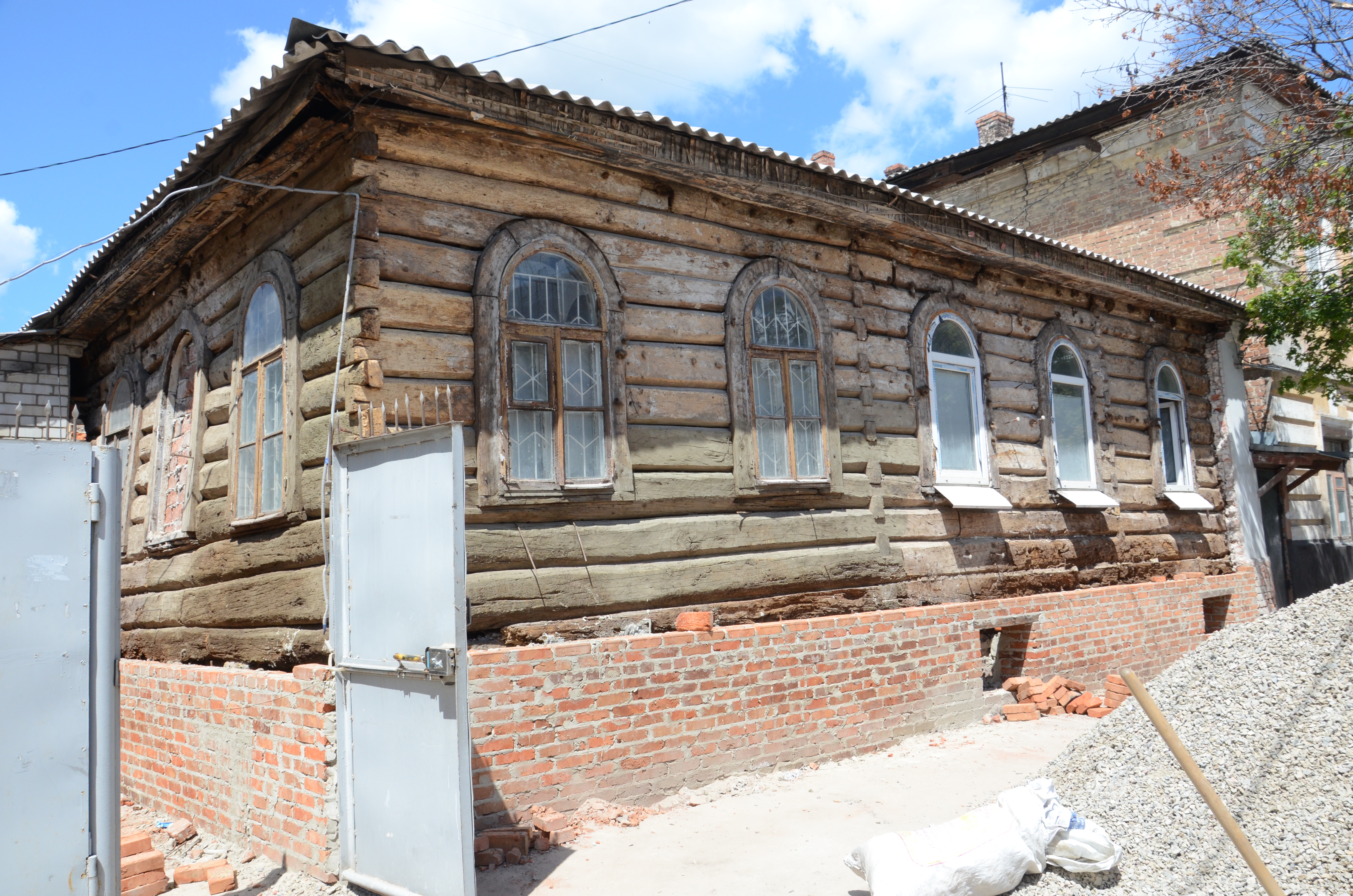 На будинках по вулиці Конторській з'явилися казкові тварини