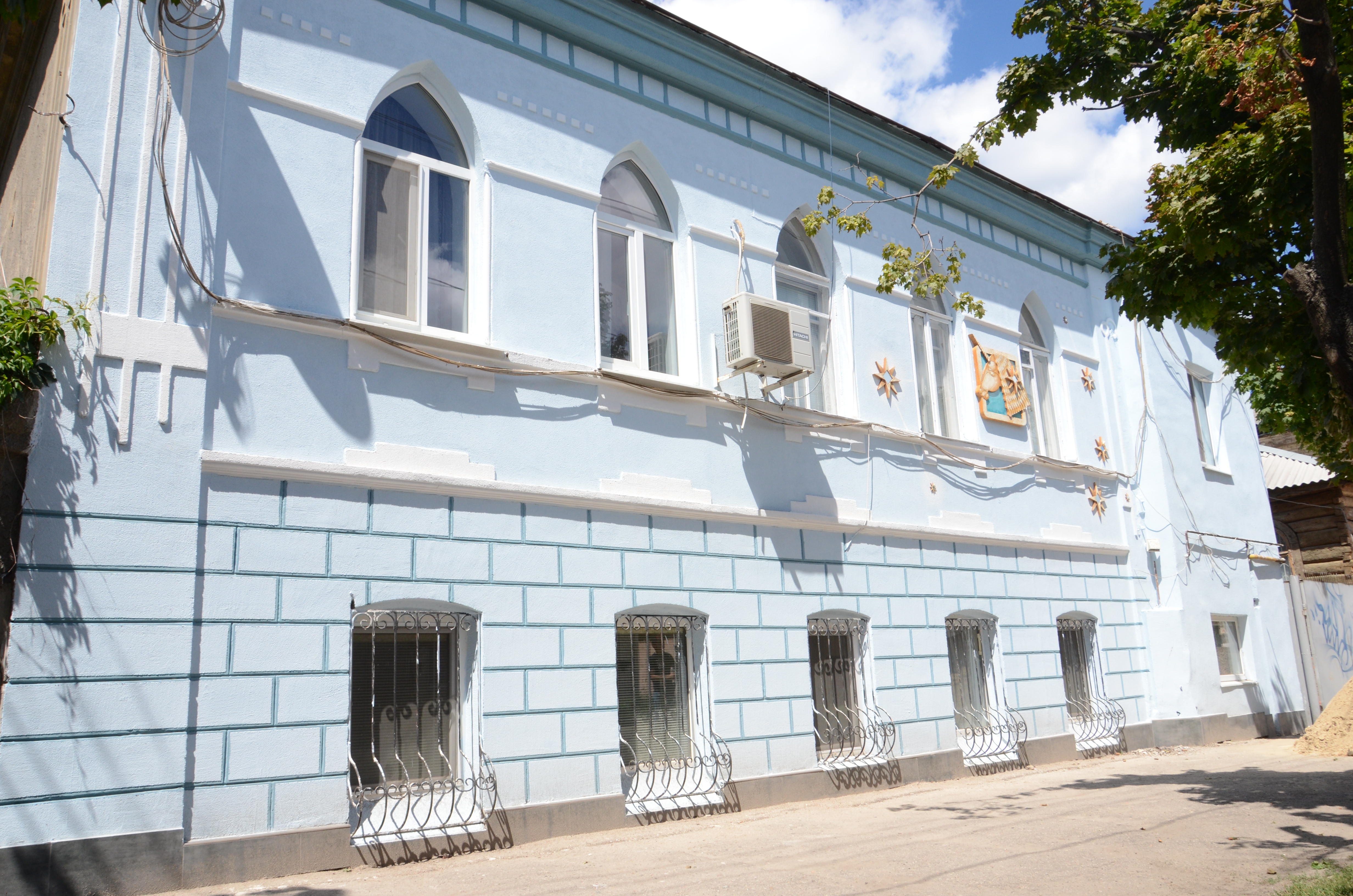 На будинках по вулиці Конторській з'явилися казкові тварини