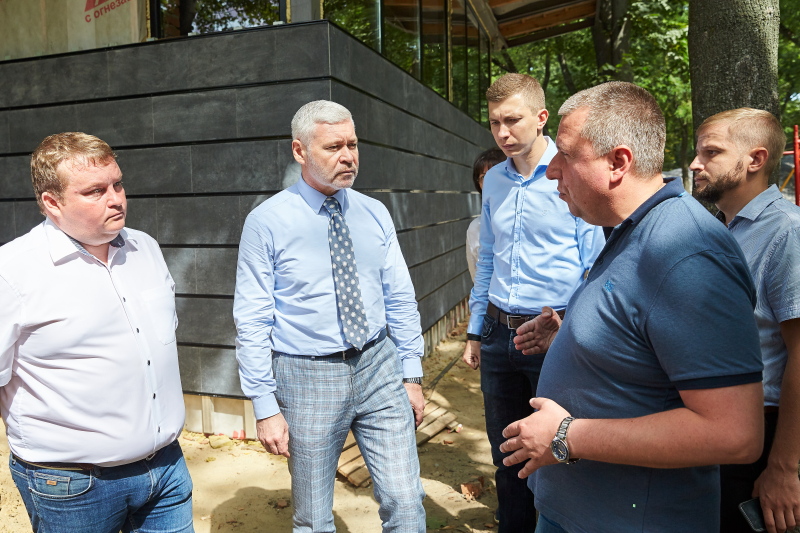 В саду Шевченка облицьовують майбутнє озеро і створюють музичний фонтан