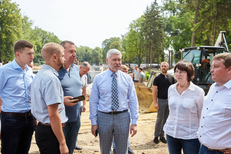 В саду Шевченка облицьовують майбутнє озеро і створюють музичний фонтан