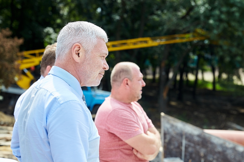 В саду Шевченка облицьовують майбутнє озеро і створюють музичний фонтан