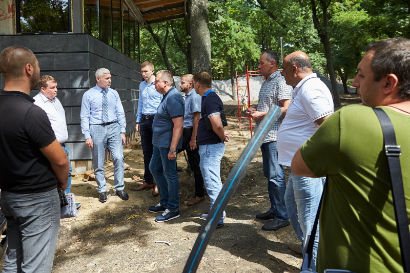 В саду Шевченка облицьовують майбутнє озеро і створюють музичний фонтан