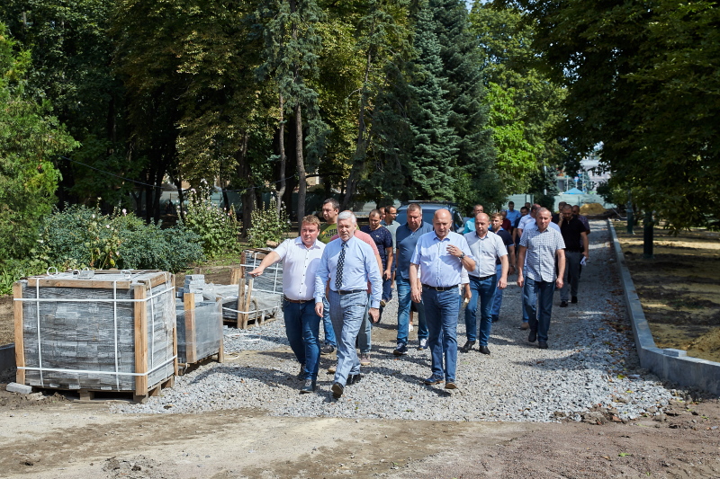В саду Шевченка облицьовують майбутнє озеро і створюють музичний фонтан