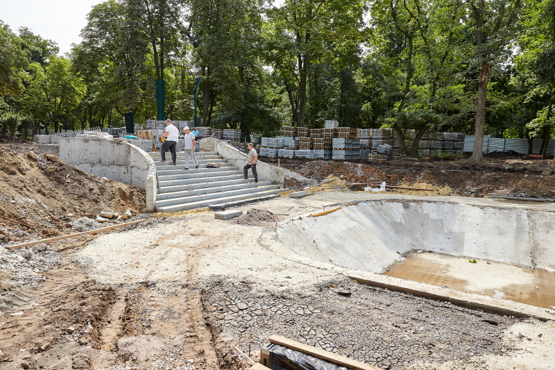 В саду Шевченка облицьовують майбутнє озеро і створюють музичний фонтан