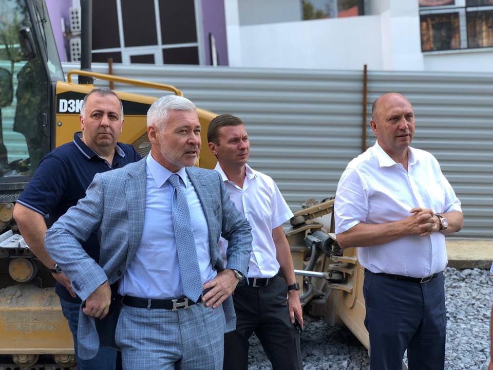 За оперним театром будують нову дорогу
