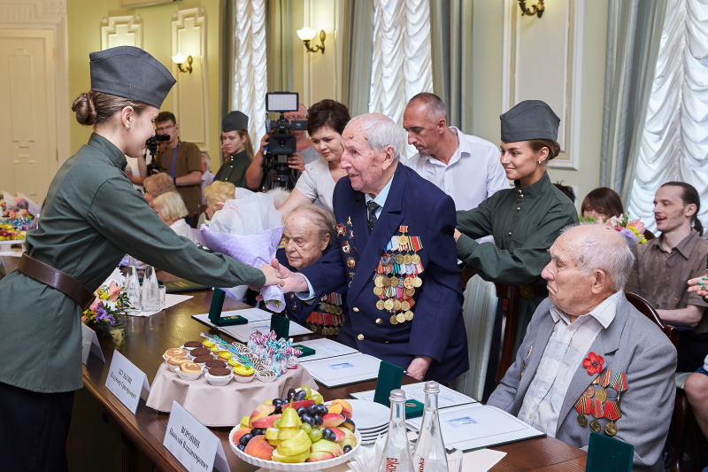 Геннадій Кернес зустрівся з ветеранами Другої світової війни