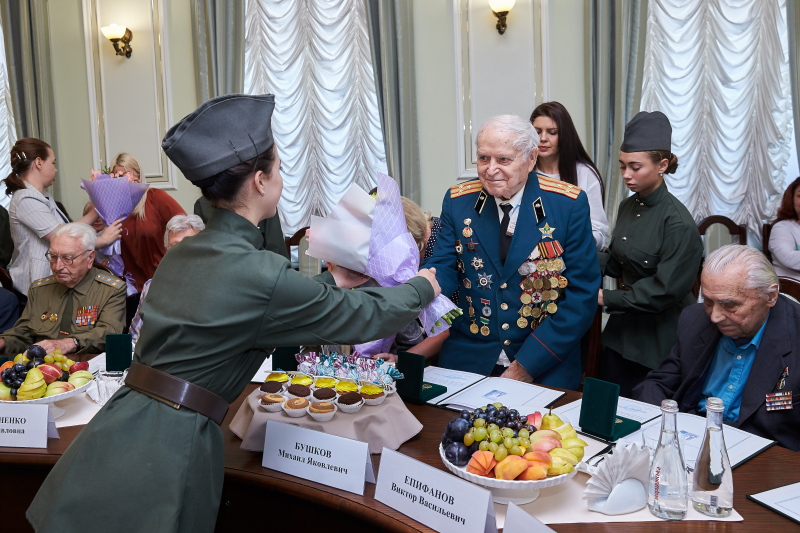 Геннадій Кернес зустрівся з ветеранами Другої світової війни