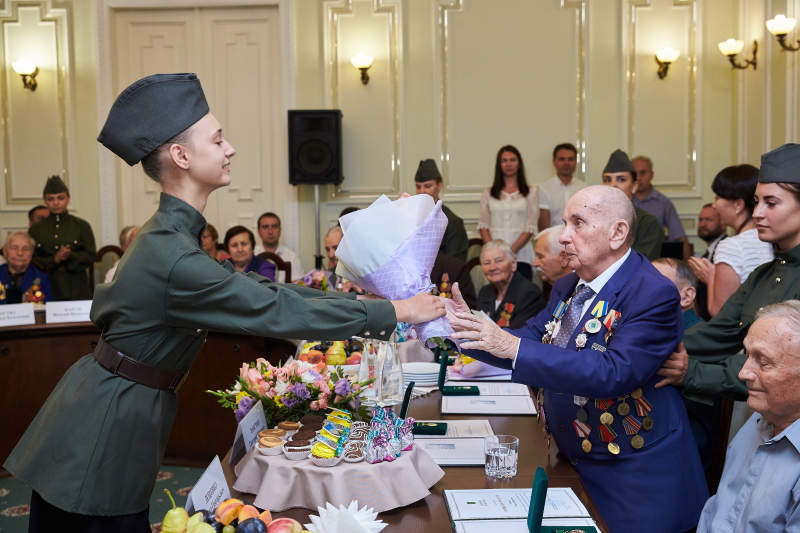 Геннадій Кернес зустрівся з ветеранами Другої світової війни