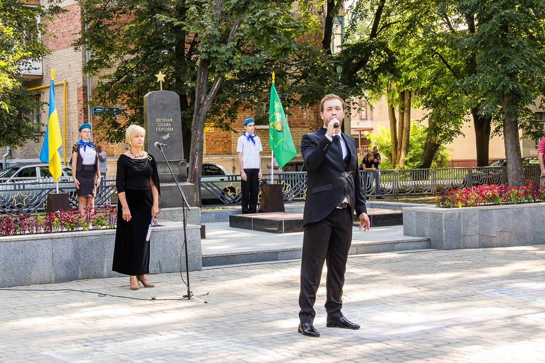 До пам'ятників визволителям Харкова покладають квіти 