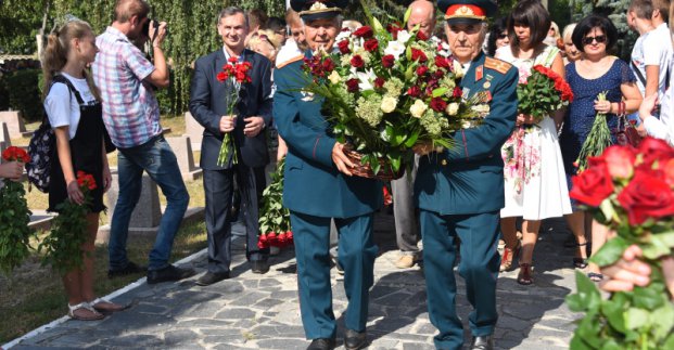 У Київському районі поклали квіти на Алеї Слави